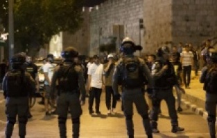 İsrail polisi, işgal altındaki Doğu Kudüs’te teravih namazı sonrası Filistinli Müslümanlara müdahale etti
