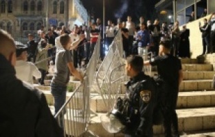 İsrail polisinin geri adım atmasıyla Filistinliler Şam Kapısı’ndaki barikatları kaldırdı