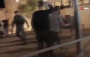 İsrail güçleri, Mescid-i Aksa'da ibadet edenlere saldırdı