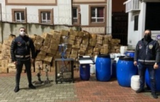İstanbul'da kaçak parfüm imalathanesine baskın kamerada