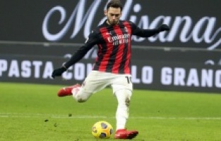 İtalyanlar Hakan Çalhanoğlu için PSG'nin devreye girdiğini yazdı!