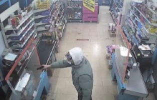 İzmir'de film gibi soygun girişimi: Soygun anları kamerada