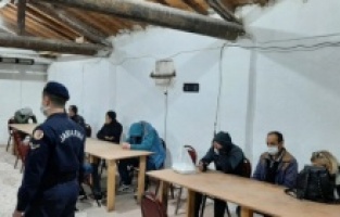 Jandarmadan kumar oynanan tavuk çiftliğine baskın