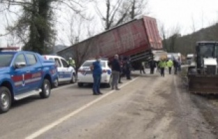 Kontrolden çıkan tır ulaşımı kapattı