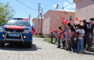 Mehmetçik'ten köy çocuklarına bayram sürprizi!