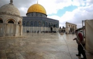 Mescid-i Aksa yüzlerce Filistinlinin gönüllü çalışmasıyla ramazana hazırlandı