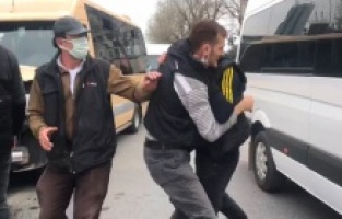 Minibüs şoförü, kaza yaptığı kamyonetin sürücüsüne saldırdı