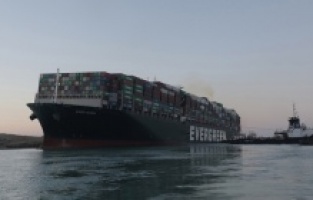 Mısır Süveyş Kanalında karaya oturan Evergreen gemisi soruşturma tamamlanana kadar alıkoyulacak