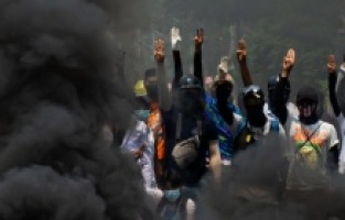 Myanmar'da güvenlik güçlerinin silahlı müdahalesi sonucu ölen sivillerin sayısı gün geçtikçe artıyor