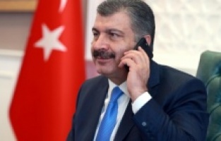 Sağlık Bakanı Koca, aşı yaptırmaya ikna olan öğretmenle telefonda görüştü