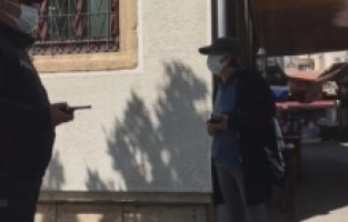 Eşi pozitif olmasına rağmen hiçbir şey olmamış gibi bankaya gitti!..