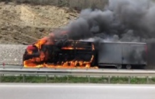 Samsun'da 600 bin liralık pamuk, tırla birlikte alev alev yandı