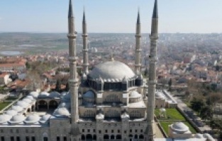 Selimiye Camisi minarelerine ramazan mahyası asıldı