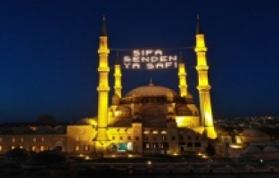 Selimiye Camii'ne “Şifa senden ya şafi” yazılı mahya asıldı