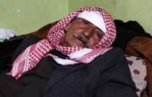 Çocukları tarafından sokağa terkedilen suriyeli adam