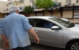 Sürücü koltuğuna geçen validen vatandaşa sürpriz ziyaret