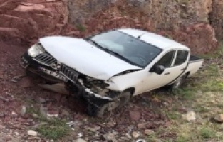 Sürücü uyudu araç baraj gölünü uçmaktan son anda kurtuldu