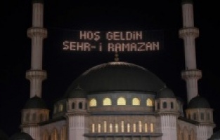 Taksim Meydanı'na yapılan camiye ilk kez ramazan mahyası asıldı