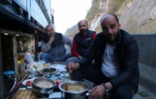 Tır kuyruğunda iftar telaşı