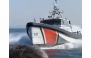 Türk Sahil Güvenlik botu, mültecileri ölüme terk eden Yunan botuna inanılmaz müdahale