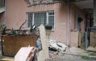 Üsküdar'da evin balkonu çöktü!