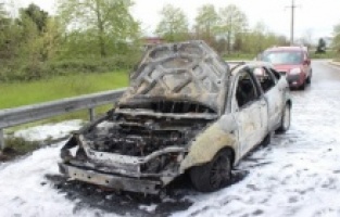 Yanan otomobilden geriye demir yığını kaldı