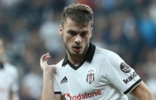 Adem Ljajic, sahayı sedyeyle terk etti