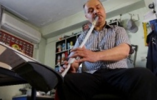 Atölyesini süpürdüğü faraştan "ney" yaptı