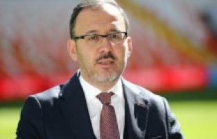 Bakan Kasapoğlu, İstanbul'daki UEFA Şampiyonlar Ligi finalinin seyircili oynanabileceğini belirtti