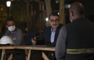 Bakan Dönmez, elektrik dağıtım işçileriyle iftar yaptı