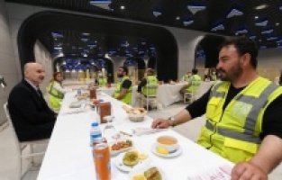 Bakan Karaismailoğlu metro istasyonunda görevli işçilerle iftar yaptı