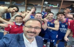 Bakan Kasapoğlu’ndan Anadolu Efes’e fotoğraflı tebrik