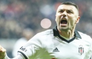 Başarılı golcü aşı oldu