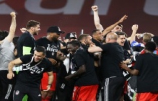 Beşiktaş 12 yıl sonra çifte kupayı müzesine götürdü