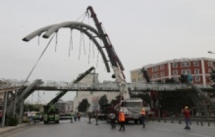 Büyükçekmece'nin iki yakasını birleştiren üst geçit yenileniyor