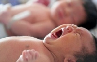 Çinli çiftler üç çocuk sahibi olabilecek