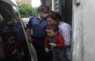 Çocuklarını darp edip balkondan sarkıtan anne gözaltına alındı