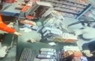 Defalarca vurdu, bıçakla tehditler savurdu...