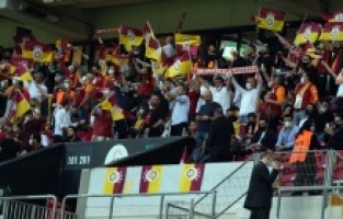 Galatasaray - Yeni Malatyaspor maçını taraftarlar da izledi