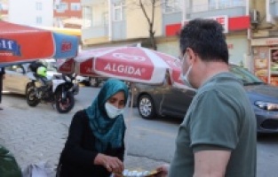 Giresun Valisi Ünlü, pazarcı kadınların ellerinde kalan ürünü satın aldı