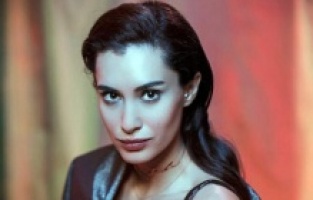 Hande Doğandemir mayosuyla egzersiz yaptı