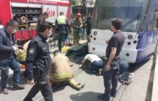Haseki'de bir kişi tramvayın altında kaldı