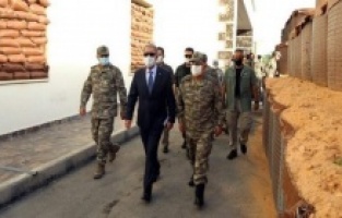 Hulusi Akar Libya'daki Mehmetçik ile bir arada