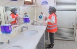 Isparta'da temizlik işçileri 1 Mayıs'ı çalışarak geçiriyor