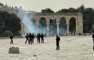 İsrail polisi, Mescid-i Aksa’da Filistinlilere saldırdı çok sayıda yaralı var
