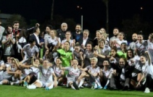 Kadınlar Ligi şampiyonu Beşiktaş kupasını aldı