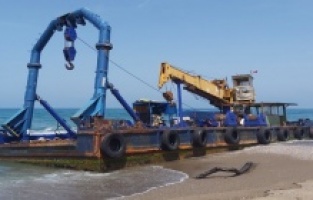 Karadeniz kıyısına 300 tonluk vinçli duba oturdu