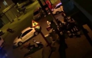 Kendisine çarpan kuryeye saldırdı