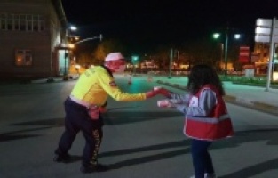 Kızılay ekipleri sahur vakti polisleri unutmadı