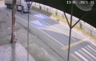 Küçük çocuk ezilmekten kıl payı kurtuldu